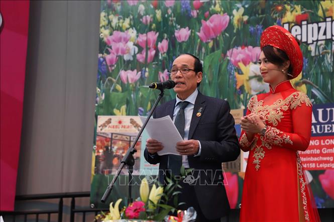 Photo: Vice Chairman of the Vietnamese Association in Leipzig Nguyen Manh Dan speaks at the event. VNA Photo: Mạnh Hùng