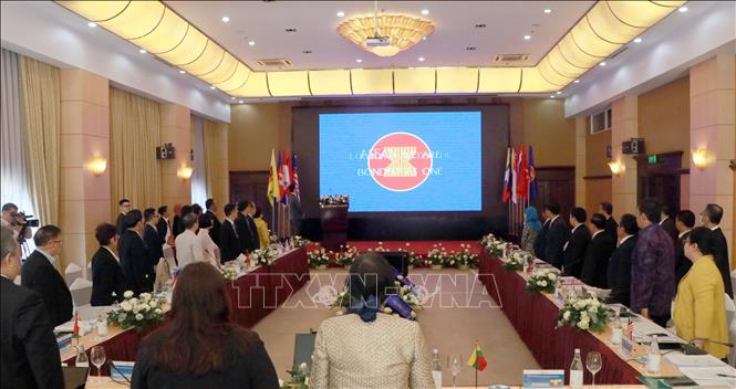 Trong ảnh: Các đại biểu tham dự hội nghị làm lễ chào cờ ASEAN.  Ảnh: Quốc Hùng- Đặng Tuấn/TTXVN