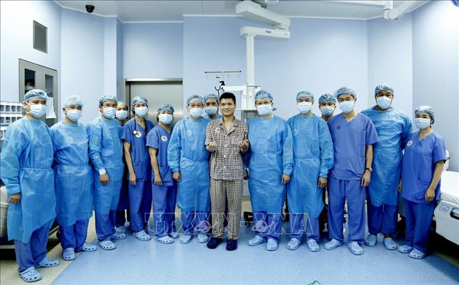 Trong ảnh: Bệnh nhân được ghép “cẳng tay và bàn tay mới” với các y, bác sĩ của Bệnh viện Trung ương Quân đội 108. Ảnh: TTXVN phát