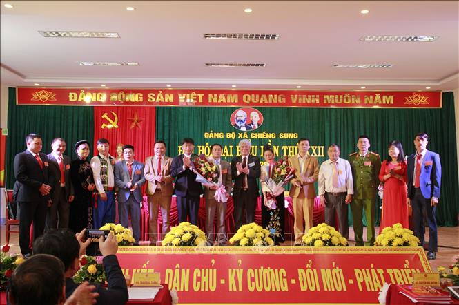 Trong ảnh: Ban chấp hành Đảng bộ xã Chiềng Sung nhiệm kỳ 2020-2025 ra mắt Đại hội. Ảnh: Quang Quyết-TTXVN