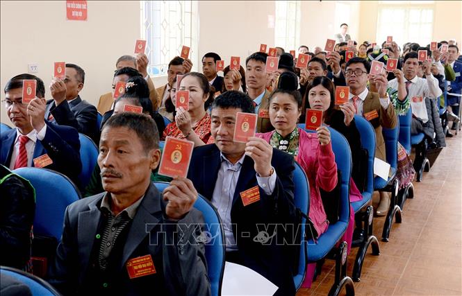 Trong ảnh: Các đại biểu biểu quyết nhất trí danh sách bầu Ban chấp hành Đảng bộ xã Chiềng Sung, huyện Mai Sơn lần thứ XXII, nhiệm kỳ 2020-2025. Ảnh: Quang Quyết-TTXVN