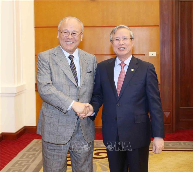 Photo: Tran Quoc Vuong, Politburo member and permanent member of the Secretariat of the Communist Party of Vietnam Central Committee welcomes Takebe Tsutomu, Special Advisor to the Japan-Vietnam Friendship Parliamentary Alliance. VNA Photo: Phương Hoa