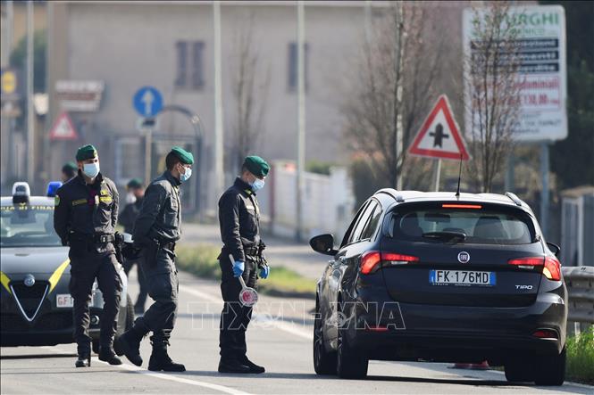 Trong ảnh: Lực lượng chức năng Italy hướng dẫn lưu thông tại thị trấn nhỏ Zorlesco, phía Đông Nam Milan, ngày 24/2/2020. Ảnh: AFP/TTXVN