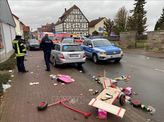 Trong ảnh: Cảnh sát Đức điều tra tại hiện trường vụ lao xe vào đoàn diễu hành carnival ở Volkmarsen, thành phố miền Trung Kassel ngày 24/2/2020. Ảnh: AFP/TTXVN