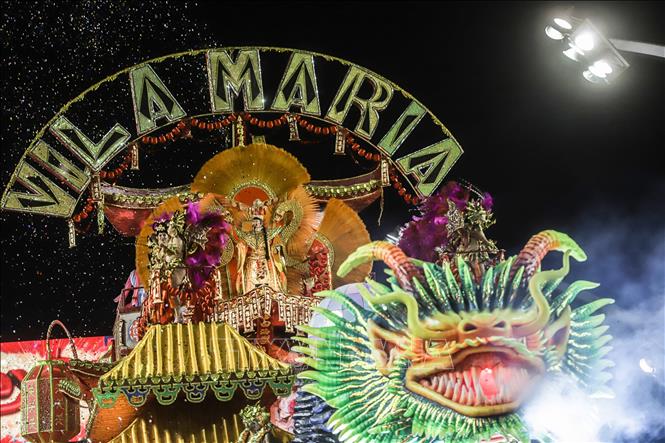 Trong ảnh: Các vũ công samba tham gia lễ hội hóa trang tại Sao Paulo, Brazil, ngày 23/2/2020. Ảnh: THX/ TTXVN