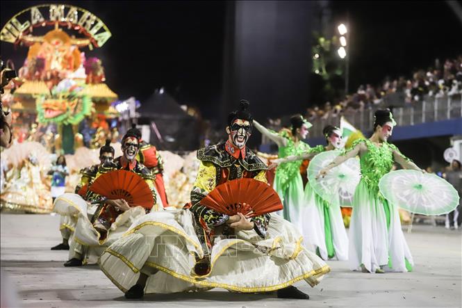 Trong ảnh: Vũ công samba  biểu diễn trong lễ hội hóa trang tại Sao Paulo, Brazil, ngày 23/2/2020. Ảnh: THX/ TTXVN