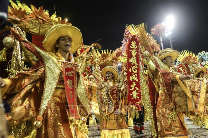 Trong ảnh: Các vũ công samba tham gia lễ hội hóa trang tại Sao Paulo, Brazil, ngày 23/2/2020. Ảnh: THX/ TTXVN