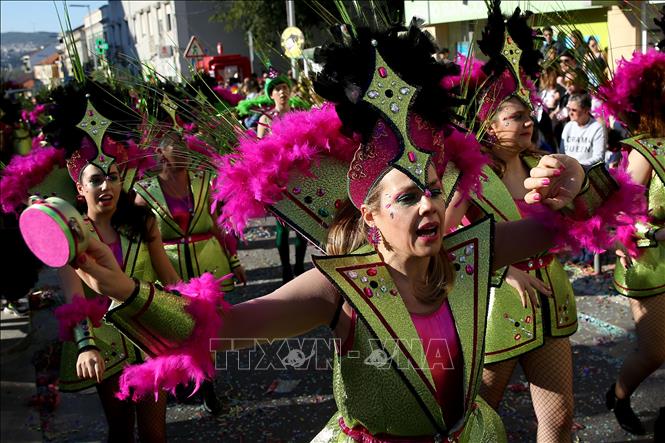 Trong ảnh: Người dân trong trang phục hóa trang sặc sỡ tham gia lễ hội hóa trang ở Loures, ngoại ô thủ đô Lisbon của Bồ Đào Nha, ngày 23/2/2020. Ảnh: THX/ TTXVN