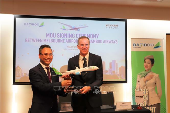 Trong ảnh: Ngày 26/11/2019, tại Melbourne (Australia), Hãng hàng không Bamboo Airways và Sân bay Melbourne ký kết và trao đổi Biên bản ghi nhớ hợp tác mở đường bay. Ảnh: Diệu Linh - TTXVN 