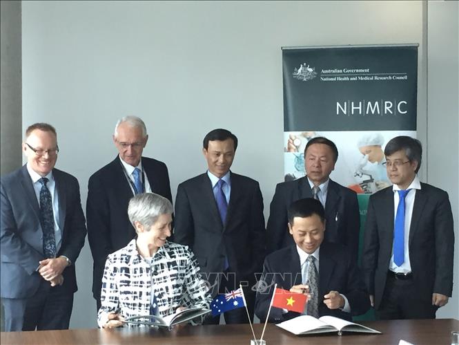 Australia đẩy mạnh hợp tác với Việt Nam trong lĩnh vực khoa học - công nghệ, đổi mới sáng tạo. Trong ảnh: Ngày 15/12/2015, tại thủ đô Canberra, đại diện Quỹ phát triển Khoa học và Công nghệ quốc gia Việt Nam (NAFOSTED) và Tổng Giám đốc Hội đồng nghiên cứu Y tế và sức khỏe quốc gia Australia (NHMRC) ký Biên bản ghi nhớ về hợp tác chung giữa hai nước trong lĩnh vực y tế và sức khỏe. Ảnh: Sao Băng - TTXVN