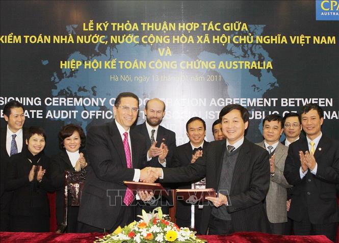 Trong ảnh: Ngày 13/1/2011, tại Hà Nội, Kiểm toán Nhà nước và Hiệp hội kế toán công chứng Australia (CPA) ký thỏa thuận hợp tác trao đổi thông tin với mục đích phát triển ngành kế toán tại Việt Nam. Ảnh: Phạm Hậu - TTXVN