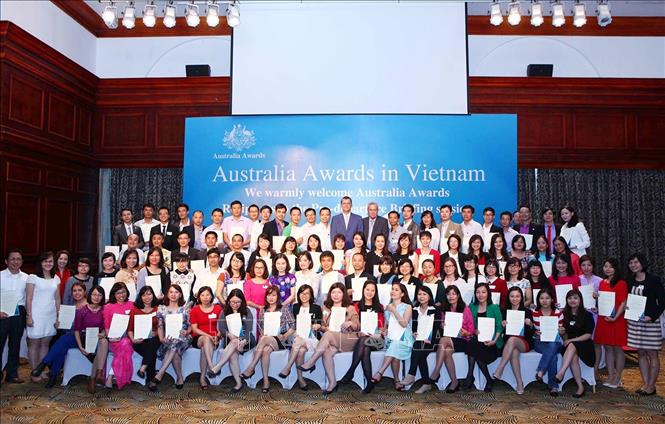 Học bổng Chính phủ Australia là một cấu thành quan trọng trong chương trình trợ giúp của Chính phủ Australia dành cho Việt Nam và nhằm đáp ứng các nhu cầu về phát triển và về nguồn nhân lực ưu tiên của Việt Nam. Trong ảnh: Chiều 28/11/2014, tại Hà Nội, Đại sứ quán Australia tại Việt Nam tổ chức trao chứng chỉ Học bổng của Chính phủ Australia cho 161 nhà nghiên cứu và cán bộ quản lý xuất sắc của Việt Nam. Ảnh: Quý Trung – TTXVN 