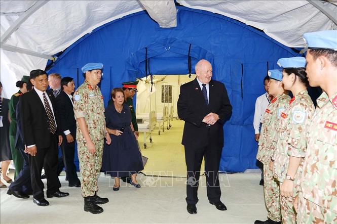 Australia đã hỗ trợ Việt Nam rất nhiều trong việc đào tạo năng lực cho quân nhân Việt Nam tham gia lực lượng gìn giữ hòa bình của Liên hợp quốc, đặc biệt là năng lực tiếng Anh. Trong ảnh: Trong khuôn khổ chuyến thăm cấp Nhà nước tới Việt Nam, trưa 25/5/2018, Ngài Peter Cosgrove, Toàn quyền Australia cùng phu nhân đến thăm Bệnh viện dã chiến cấp 2 số 1 của Việt Nam tham gia hoạt động gìn giữ hòa bình Liên hợp quốc. Ảnh: TTXVN