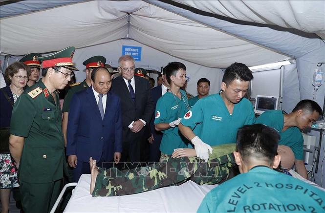 Trong ảnh: Trong chuyến thăm chính thức Việt Nam, chiều 23/8/2019, tại Hà Nội, Thủ tướng Nguyễn Xuân Phúc và Thủ tướng Australia Scott Morrison thăm Bệnh viện dã chiến cấp 2, số 2 tại Học viện Quân y. Ảnh: Thống Nhất – TTXVN