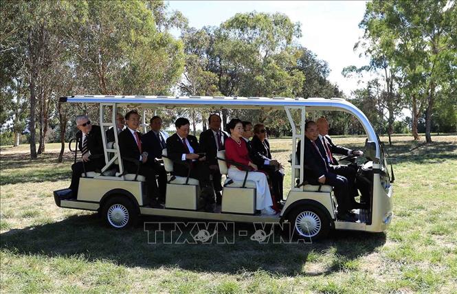 Trong ảnh: Ngày 15/3/2018, Toàn quyền Australia Peter Cosgrove đích thân lái xe điện đưa Thủ tướng Nguyễn Xuân Phúc và Phu nhân đi tham quan Vườn thú Kangaroo trong chuyến thăm chính thức Australia. Ảnh: Thống Nhất - TTXVN