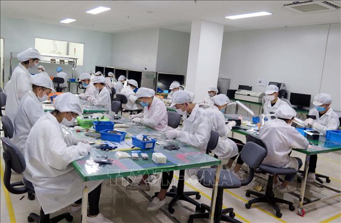 Trong ảnh: Hoạt động sản xuất an toàn phòng dịch COVID-19 tại Công ty TNHH UTI Vina, Khu công nghiệp Điềm Thụy, tỉnh Thái Nguyên. Ảnh: Quân Trang-TTXVN