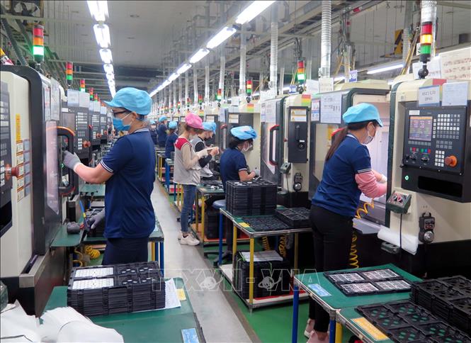 Trong ảnh: Công nhân được trang bị phòng dịch Covid- 19 an toàn trong khi sản xuất tại Công ty KH Vatec, Khu công nghiệp Điềm Thụy, tỉnh Thái Nguyên.Ảnh: Quân Trang-TTXVN