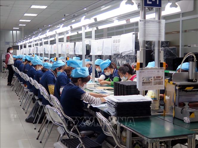 Trong ảnh: Công nhân được trang bị phòng dịch COVID-19 an toàn trong khi sản xuất tại Công ty KH Vatec, Khu công nghiệp Điềm Thụy, tỉnh Thái Nguyên. Ảnh: Quân Trang-TTXVN