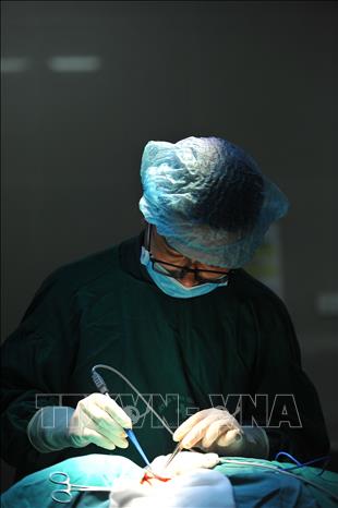 Trong ảnh: Bác sĩ Nguyễn Lê Hưng thực hiện ca phẫu thuật cho bệnh nhân. Ảnh: Minh Đức - TTXVN
