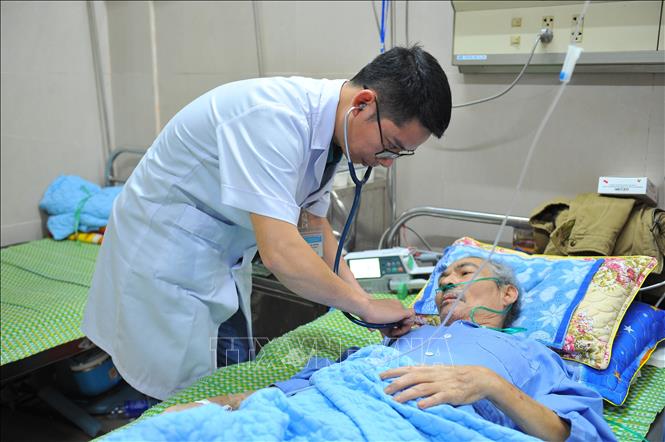 Trong ảnh: Bác sĩ Nguyễn Lê Hưng thăm khám chữa cho bệnh nhân. Ảnh: Minh Đức - TTXVN