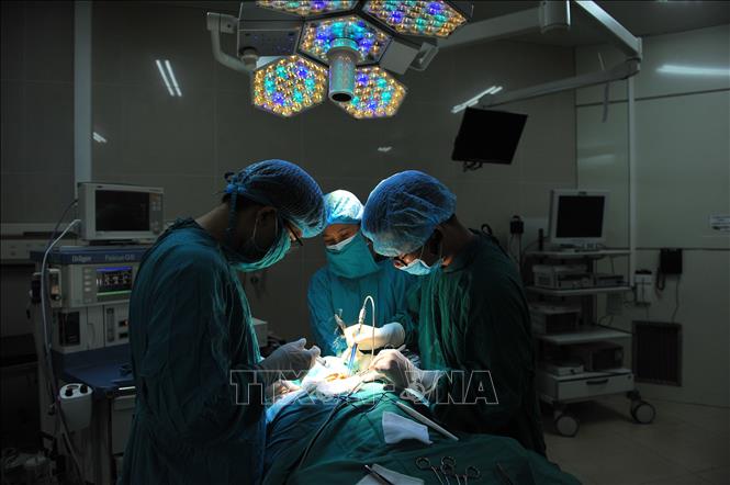 Trong ảnh: Bác sĩ Nguyễn Lê Hưng cùng ê kípthực hiện phẫu thuật cho bệnh nhân. Ảnh: Minh Đức - TTXVN