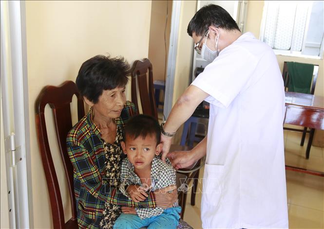 Trong ảnh: Bác sĩ Trạm xá quân dân y Vĩnh Gia khám bệnh cho người dân xã Vĩnh Gia, huyện Tri Tôn, tỉnh An Giang. Ảnh: Công Mạo-TTXVN 