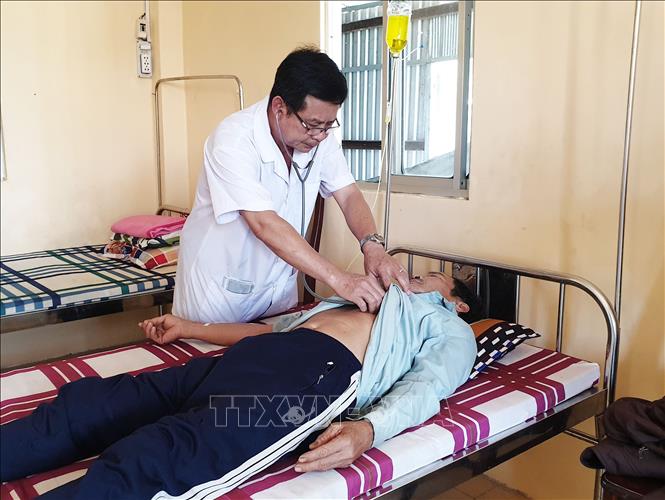 Trong ảnh: Bác sĩ Trạm xá quân dân y Vĩnh Gia khám bệnh cho người dân. Ảnh: Công Mạo-TTXVN 