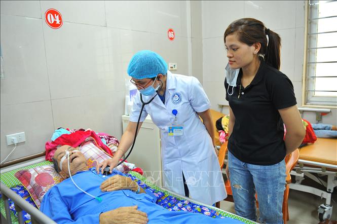 Trong ảnh: Bác sĩ Đào Thị Nhâm thăm khám cho bệnh nhân. Ảnh: Minh Đức - TTXVN