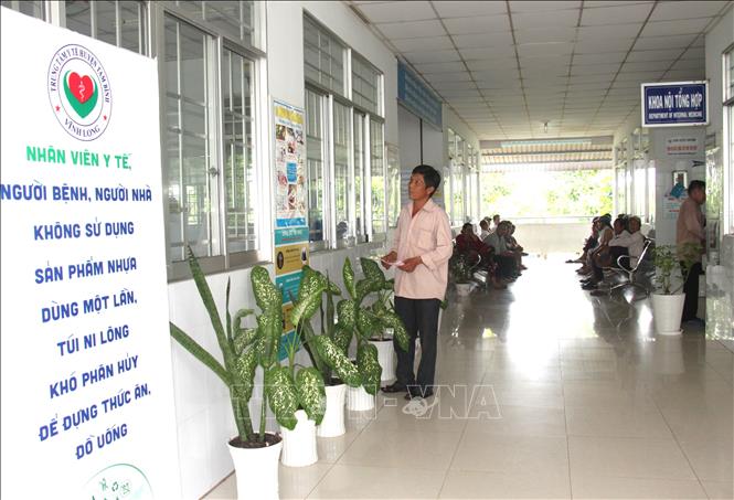 Trong ảnh: Khuôn viên Trung tâm Y tế huyện Tam Bình, tỉnh Vĩnh Long được bố trí nhiều cây xanh. Ảnh: Lê Thúy Hằng - TTXVN