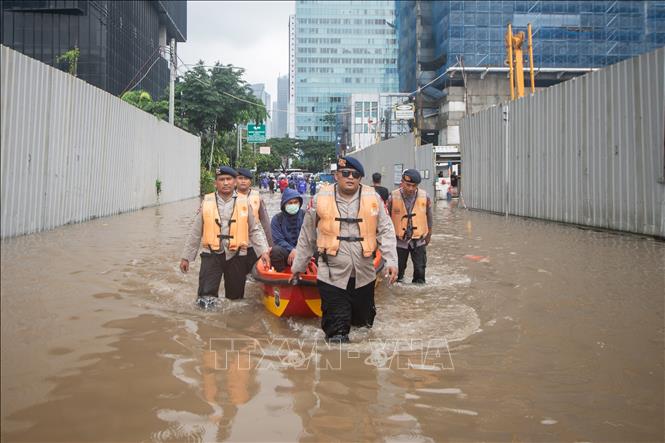 Trong ảnh: Sơ tán người dân khỏi khu vực ngập lụt ở thủ đô Jakarta, Indonesia ngày 25/2/2020. Ảnh: THX/TTXVN