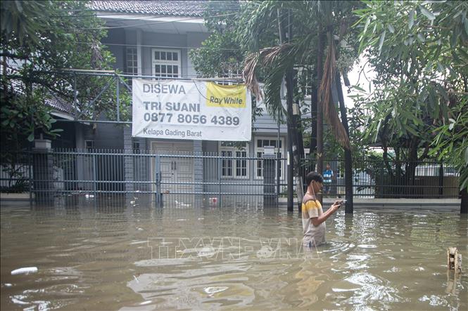 Trong ảnh: Mưa lớn gây ngập lụt tại thủ đô Jakarta, Indonesia ngày 25/2/2020. Ảnh: THX/TTXVN