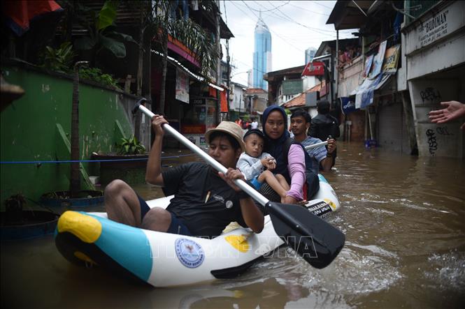 Trong ảnh: Sơ tán người dân khỏi khu vực ngập lụt tại thủ đô Jakarta, Indonesia ngày 25/2/2020. Ảnh: THX/TTXVN