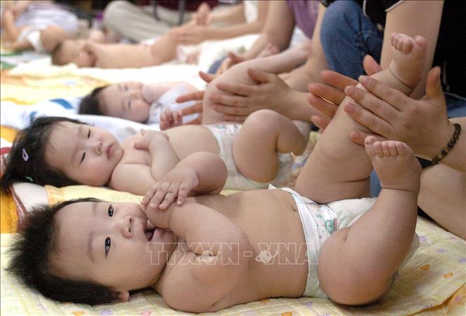 Trong ảnh: Trẻ sơ sinh được chăm sóc tại một trung tâm sức khỏe ở Seoul, Hàn Quốc. Ảnh: AFP/TTXVN