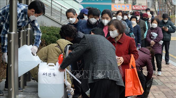 Trong ảnh: Người dân xếp hàng tại Chonju, Hàn Quốc chờ nhận thuốc sát khuẩn trong bối cảnh bùng phát dịch COVID-19, ngày 26/2/2020. Ảnh: Yonhap/ TTXVN
