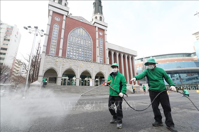 Trong ảnh: Phun thuốc khử trùng quanh một nhà thờ ở Seoul, Hàn Quốc, nhằm ngăn chặn sự lây lan của virus SARS-CoV-2, ngày 26/2/2020. Ảnh: Yonhap/ TTXVN