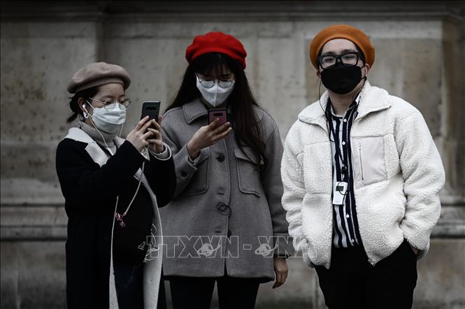 Trong ảnh: Du khách đeo khẩu trang đề phòng lây nhiễm COVID-19 tại Paris, Pháp ngày 31/1/2020. Ảnh: AFP/TTXVN