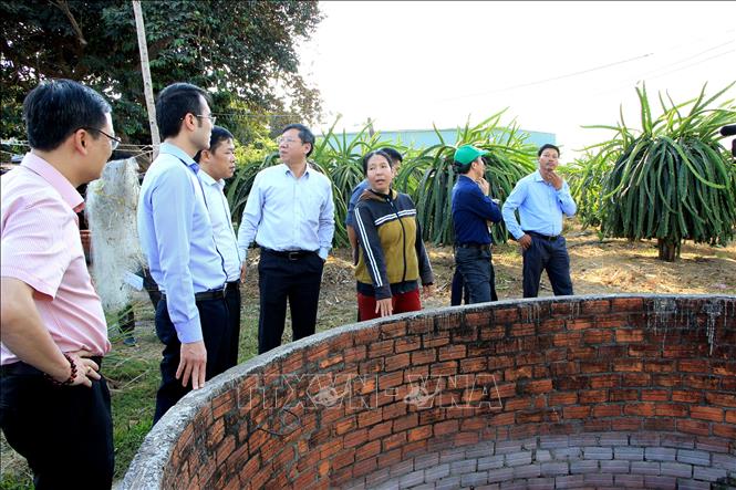 Đoàn khảo sát thực tế tại xã Hàm Minh, huyện Hàm Thuận Nam. Ảnh: Hồng Hiếu- TTXVN
