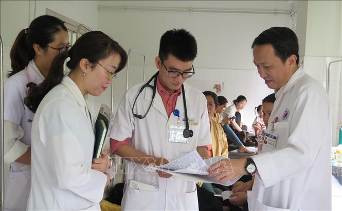 Trong ảnh: Phó Giáo sư, Tiến sĩ Bùi Bỉnh Bảo Sơn (phải) hướng dẫn các học viên. Ảnh: Mai Trang - TTXVN