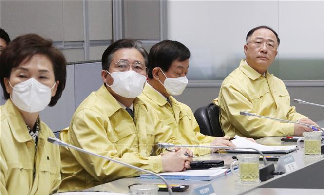 Trong ảnh: Các quan chức Hàn Quốc tham dự cuộc họp về phòng chống dịch COVID-19 tại Seoul, ngày 26/2. Ảnh:  YONHAP/TTXVN
