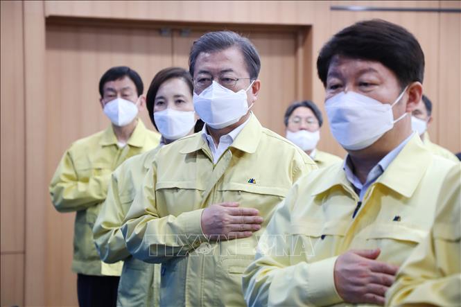 Trong ảnh: Tổng thống Hàn Quốc Moon Jae-in (giữa) tham dự cuộc họp đặc biệt về phòng chống dịch COVID-19 tại Daegu, Hàn Quốc, ngày 25/2. Ảnh: THX/TTXVN
