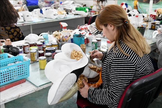 Trong ảnh: Các nhân viên làm việc tại xưởng thủ công Venice Art Mask Factory ở thành phố Shkoder , Albania,ngày 20/2. Ảnh: AFP/TTXVN