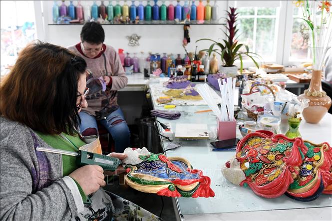 Trong ảnh: Các nhân viên làm việc tại xưởng thủ công Venice Art Mask Factory ở thành phố Shkoder , Albania,ngày 20/2. Ảnh: AFP/TTXVN