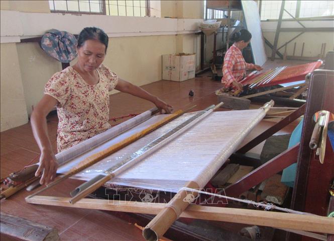 Trong ảnh: Dệt thổ cẩm truyền thống ở làng dệt Chăm Mỹ Nghiệp (Ninh Phước, Ninh Thuận). Ảnh: Nguyễn Thành - TTXVN