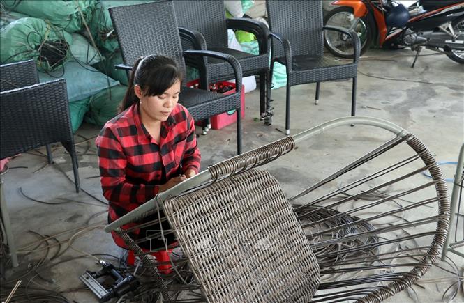 Trong ảnh: Đan ghế bằng dây nhựa ở xã Vĩnh Phong, huyện Vĩnh Thuận (Kiên Giang). Ảnh: Lê Huy Hải - TTXVN