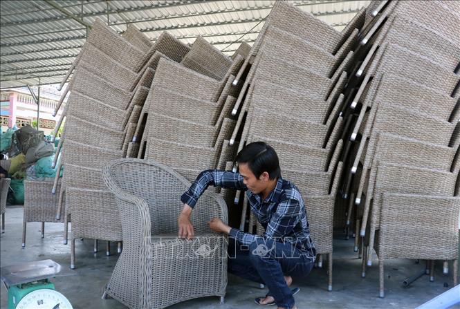 Trong ảnh: Đan ghế bằng dây nhựa ở xã Vĩnh Phong, huyện Vĩnh Thuận (Kiên Giang). Ảnh: Lê Huy Hải - TTXVN