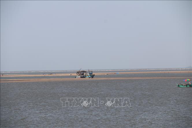 Trong ảnh: Một chiếc tàu của ngư dân xã Phước Tỉnh bị mắc cạn vào ngày 17/2 tại cửa biển Cửa Lấp, xã Phước Tỉnh, huyện Long Điền, tỉnh Bà Rịa-Vũng Tàu do cửa biển bị bồi lấp. Ảnh: Hoàng Nhị - TTXVN