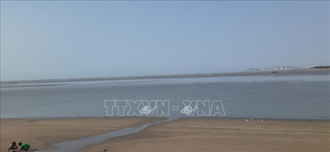 Trong ảnh: Những ụ cát chắn ngang cửa biển Cửa Lấp khiến ngư dân xã Phước Tỉnh, huyện Long Điền, tỉnh Bà Rịa-Vũng Tàu không thể ra khơi. Ảnh: Hoàng Nhị - TTXVN