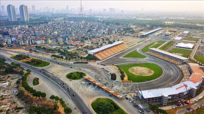 Trong ảnh: Trường đua F1 tại Hà Nội được xây dựng trên tổng diện tích 88 ha trong khuôn viên khu Liên hợp thể thao Mỹ Đình và một phần trên đường giao thông công cộng, chạy qua các phố Lê Quang Đạo, Lê Đức Thọ.... Ảnh: Thành Đạt - TTXVN
