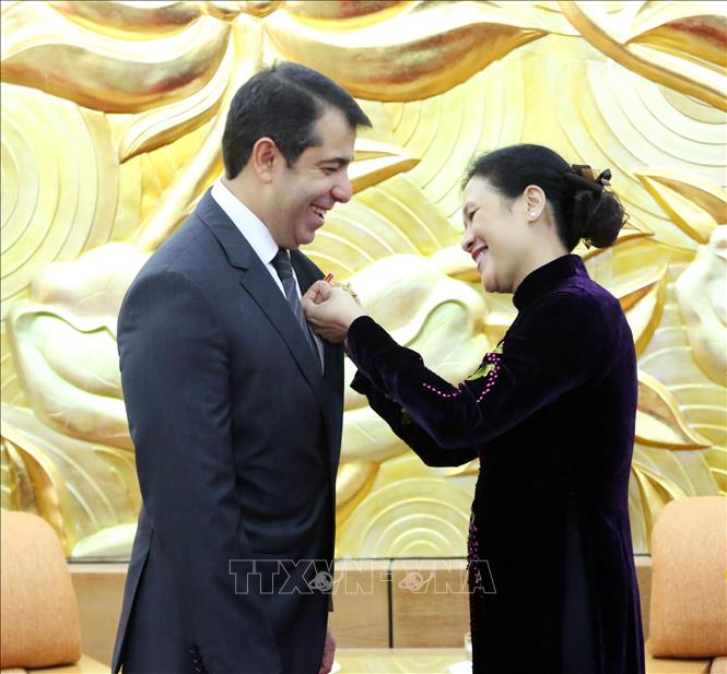 Photo: VUFO President Nguyen Phuong Nga pins the Commemorative Medal to Azerbaijanese ambassador Anar Lachin Oglu Imanov. VNA Photo.