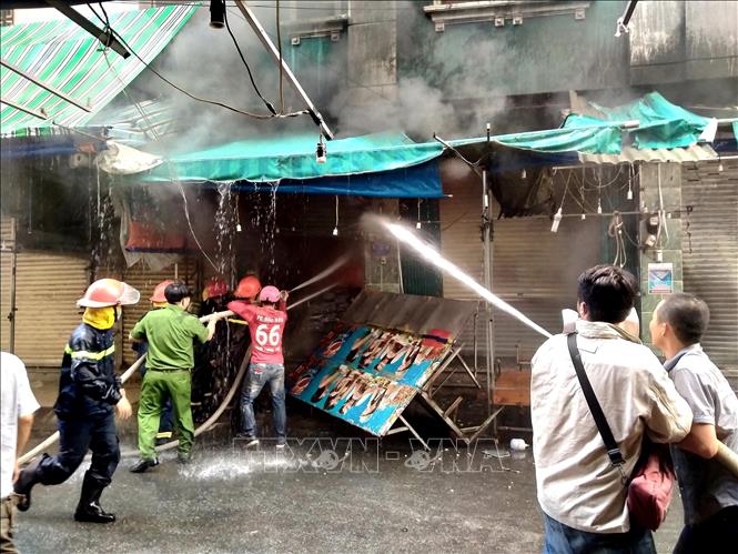 Trong ảnh: Cảnh sát phòng cháy chữa cháy nỗ lực dập lửa. Ảnh: TTXVN phát